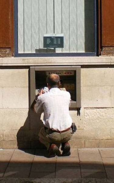 People And ATM's (35 pics)
