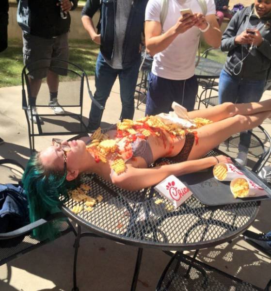What Is Going On Here? (48 pics)