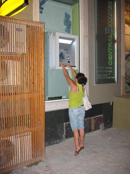 People And ATM's (35 pics)