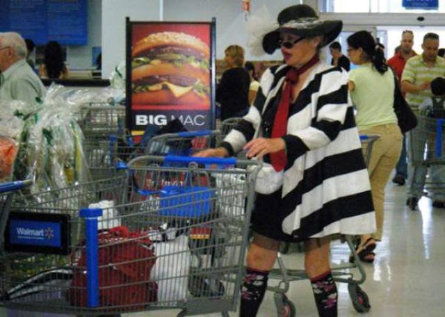 Weird People In Stores (57 pics)