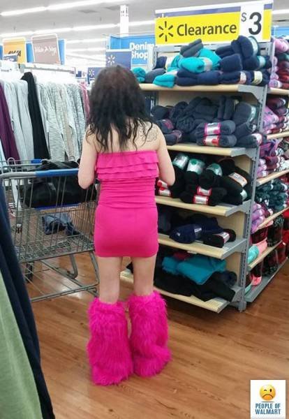 Weird People In Stores (57 pics)