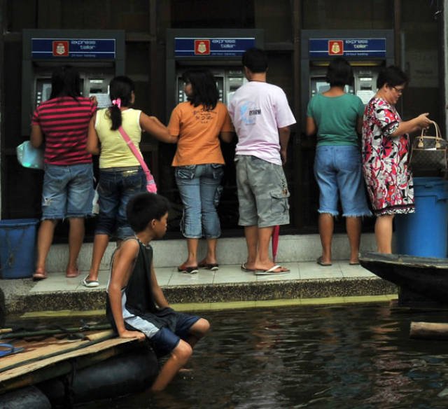 People And ATM's (35 pics)