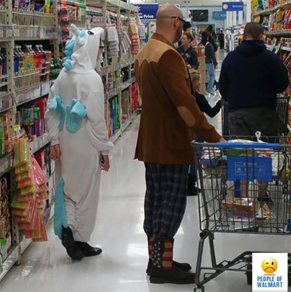 Weird People In Stores (57 pics)