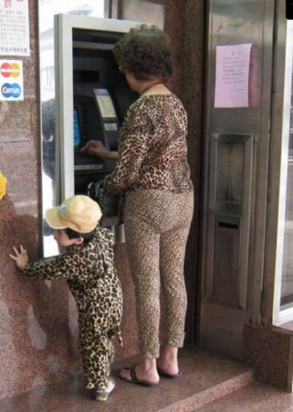 People And ATM's (35 pics)