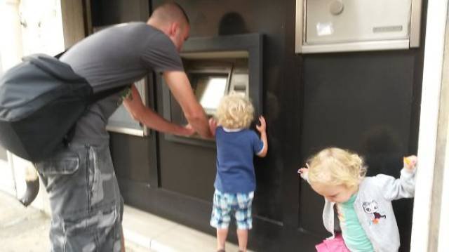 People And ATM's (35 pics)