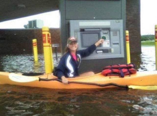 People And ATM's (35 pics)