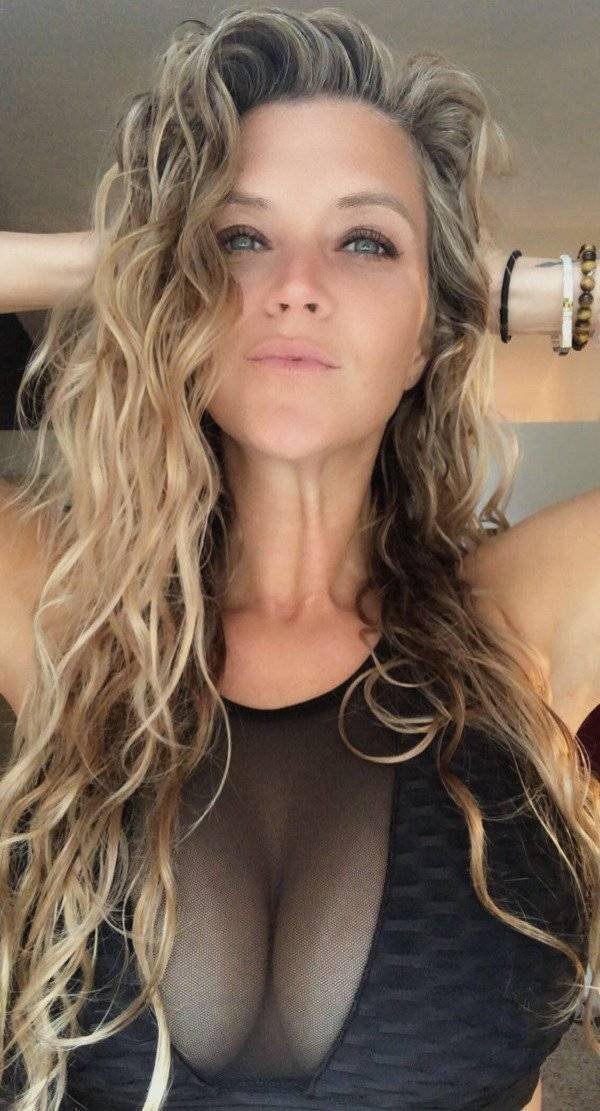 Busty Girls (51 pics)