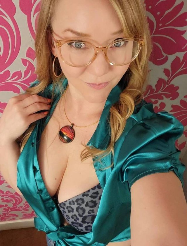 Busty Girls (51 pics)