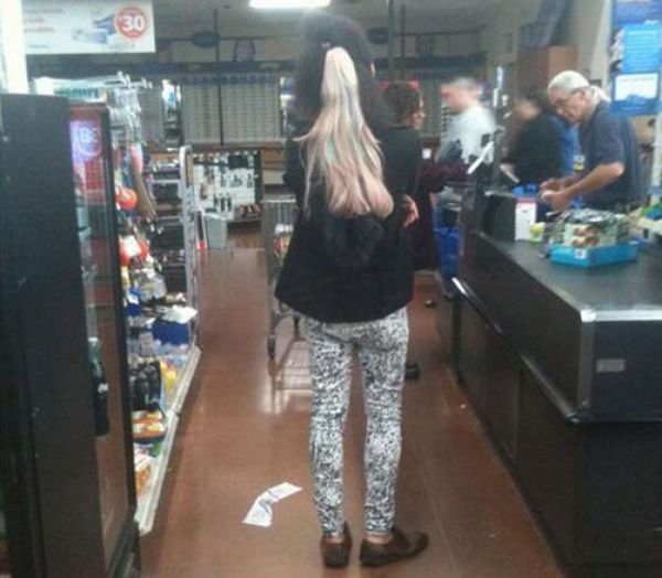 Weird People In Shops (55 pics)