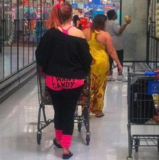 Weird People In Shops (55 pics)