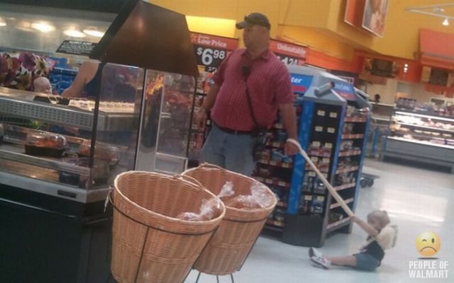 Weird People In Shops (55 pics)