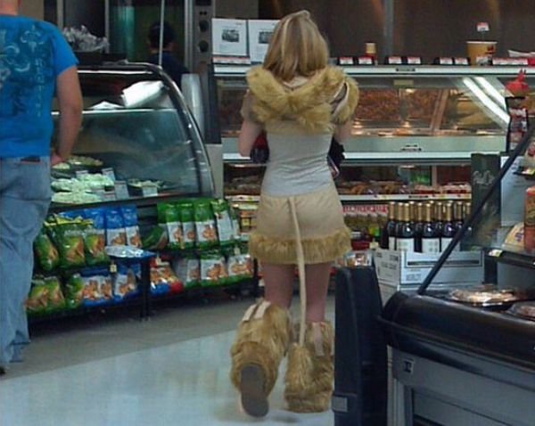 Weird People In Shops (55 pics)