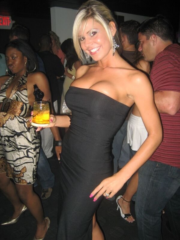 Girls In Dresses (48 pics)