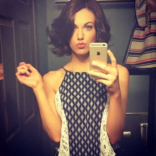 Blondes And Brunettes (33 pics)