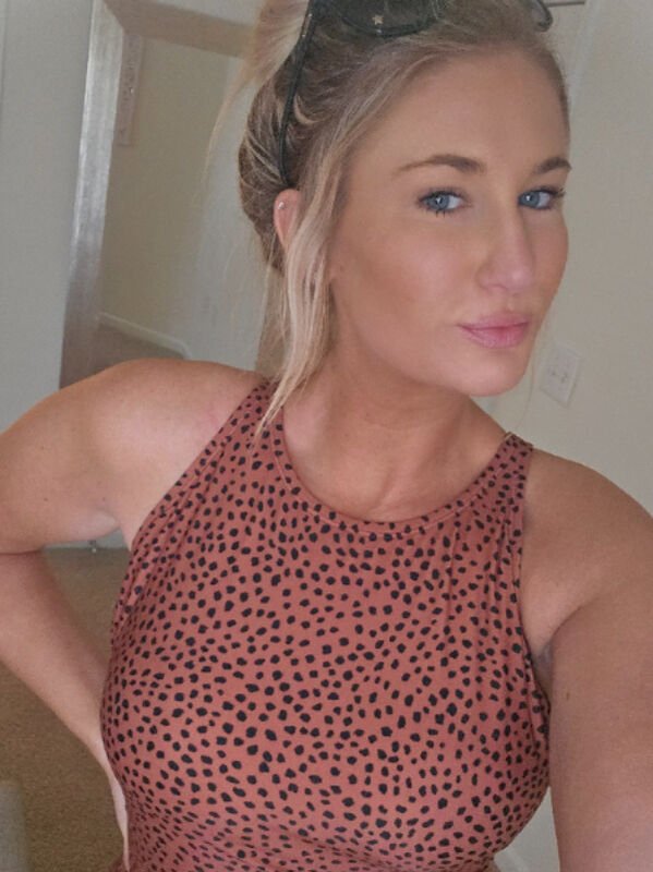 Blondes And Brunettes (33 pics)