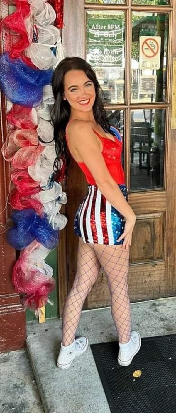 Blondes And Brunettes (33 pics)