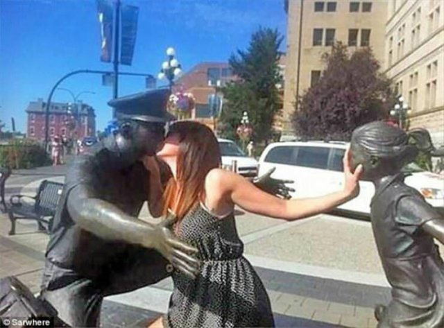 Funny Photos With Statues (21 pics)