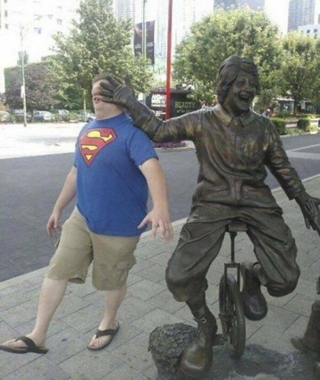 Funny Photos With Statues (21 pics)