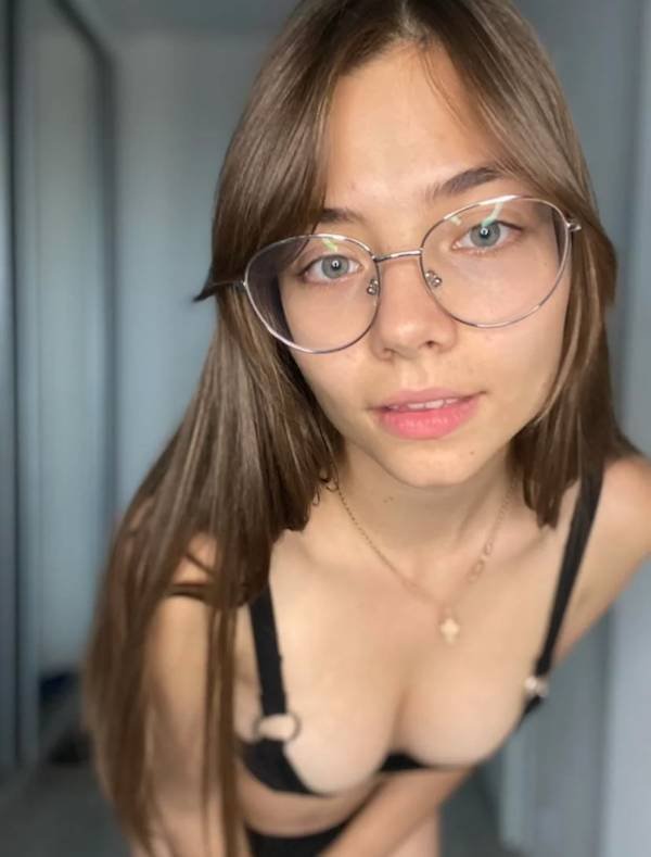 Girls In Glasses (46 pics)