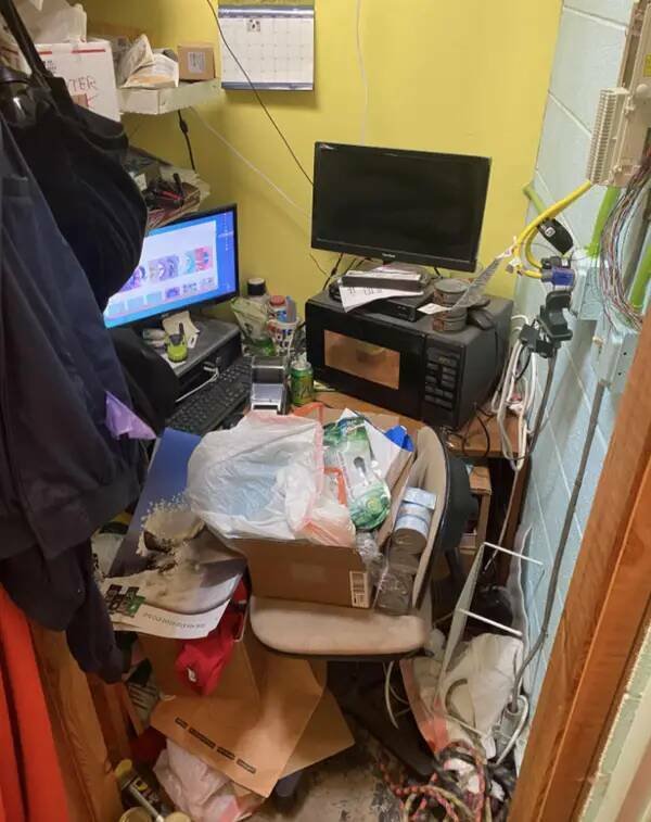 Annoying Finds At Workplaces (16 pics)