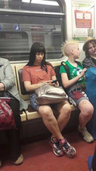 Weird People In The Subway (33 pics)