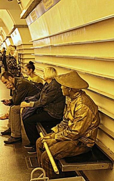 Weird People In The Subway (33 pics)