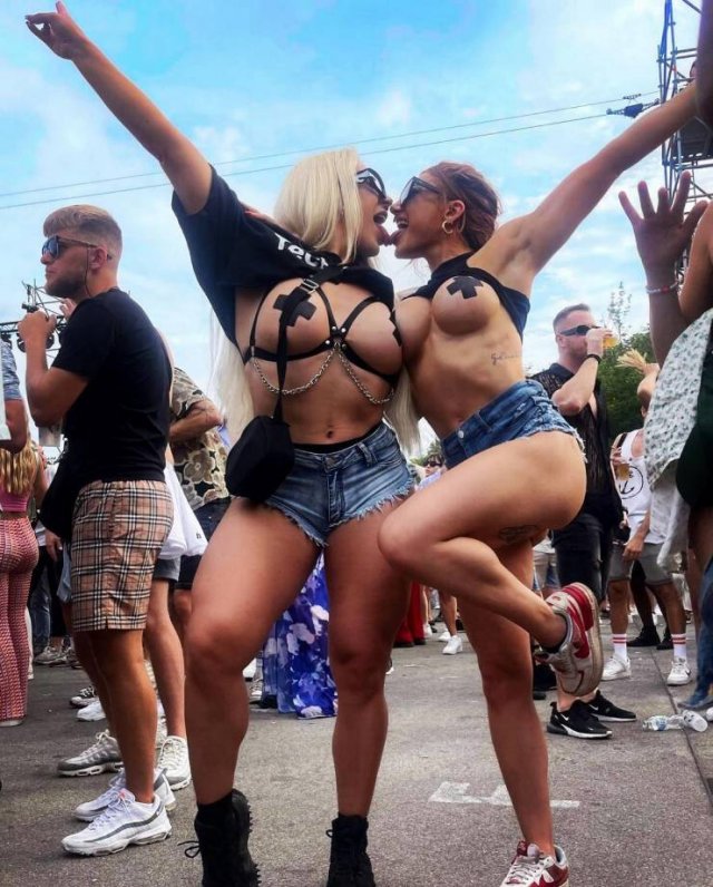 Girls At Music Festivals (45 pics)