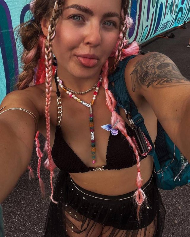 Girls At Music Festivals (45 pics)
