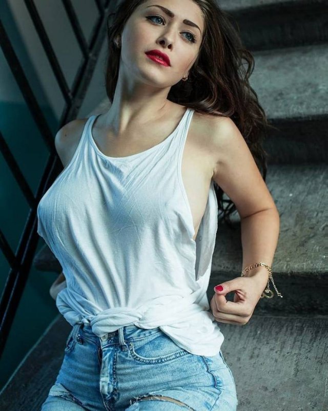 Braless Girls (50 pics)