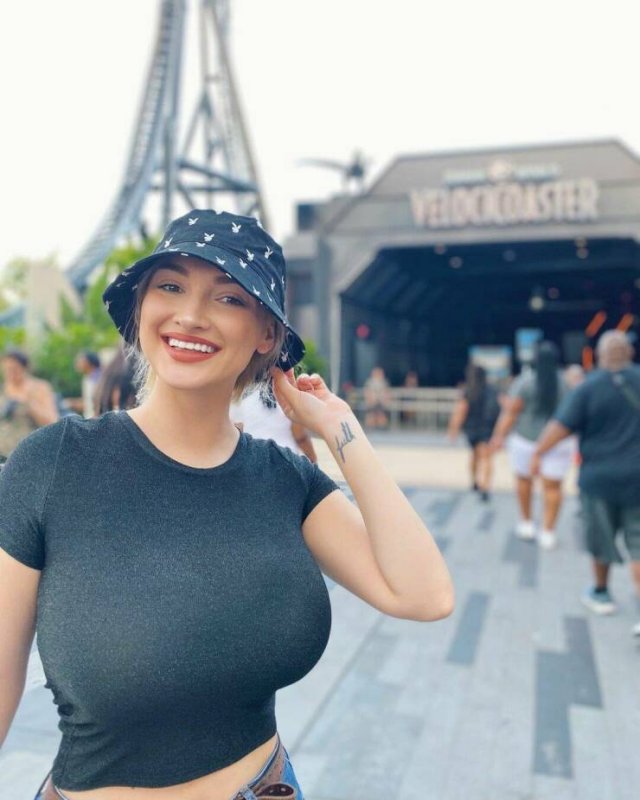 Busty Girls (52 pics)
