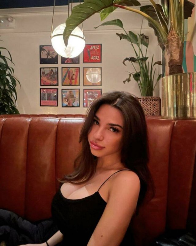Busty Girls (52 pics)