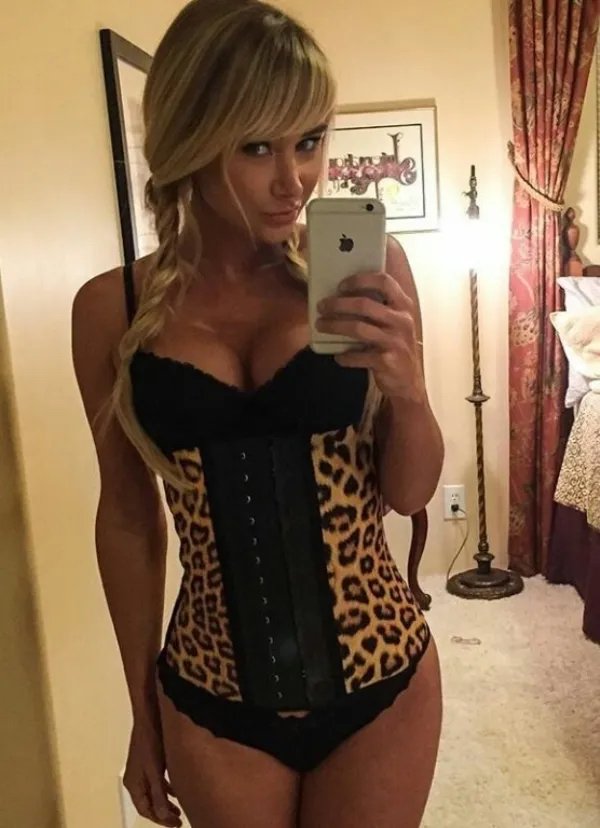 Girls In Corsets (19 pics)