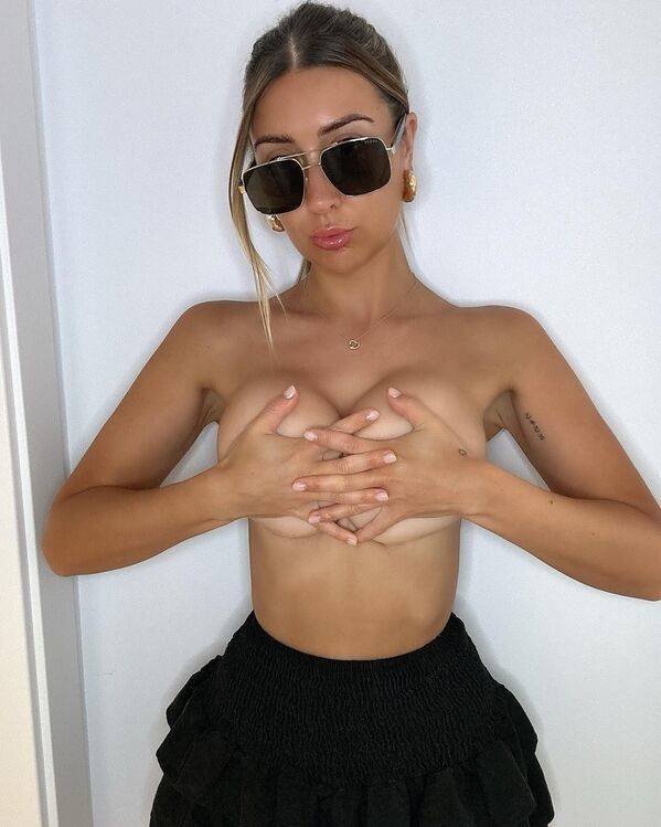 Girls With Handbras (33 pics)