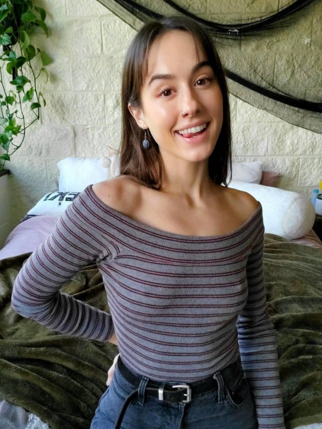 Braless Girls (46 pics)