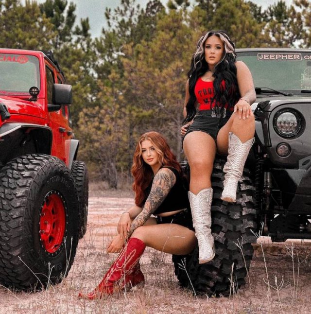 Girls And Brutal Jeeps (27 pics)