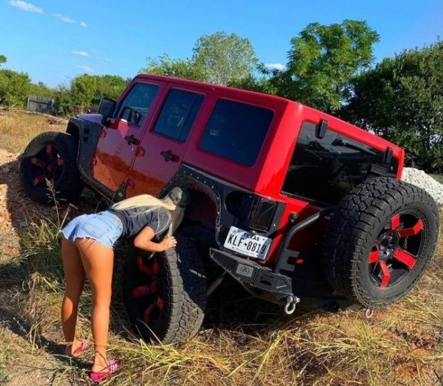 Girls And Brutal Jeeps (27 pics)