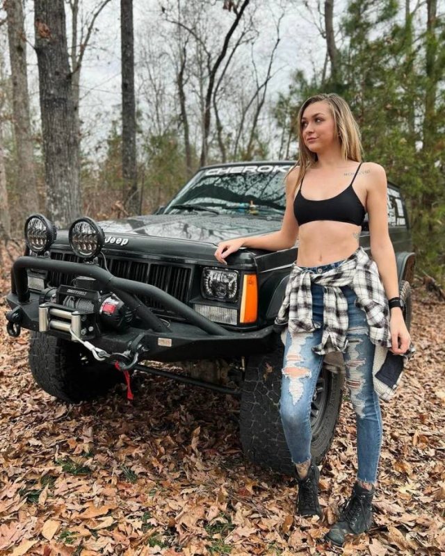Girls And Brutal Jeeps (27 pics)