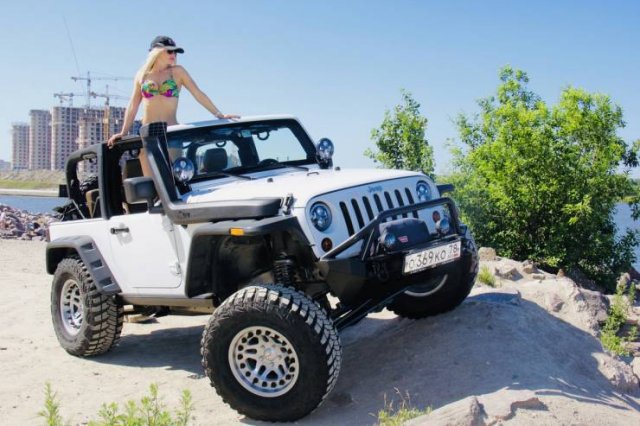 Girls And Brutal Jeeps (27 pics)