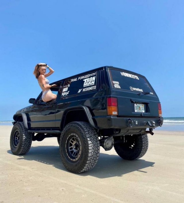 Girls And Brutal Jeeps (27 pics)
