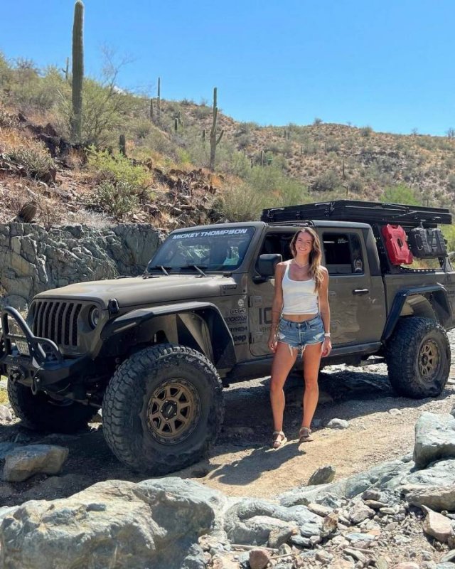 Girls And Brutal Jeeps (27 pics)