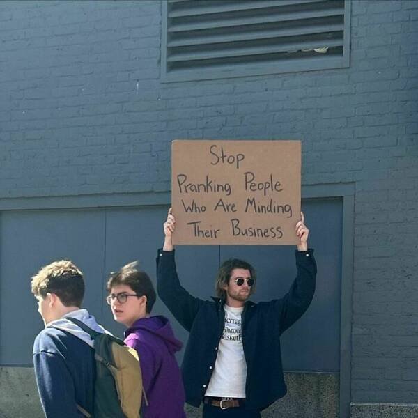 Funny And Truthful Thoughts Of A Guy With A Sign (20 pics)