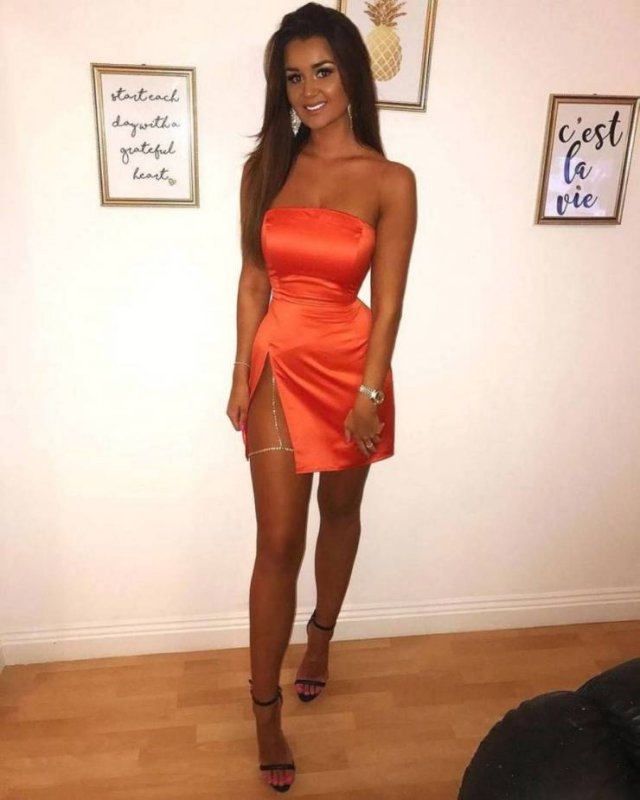 Girls In Dresses (58 pics)
