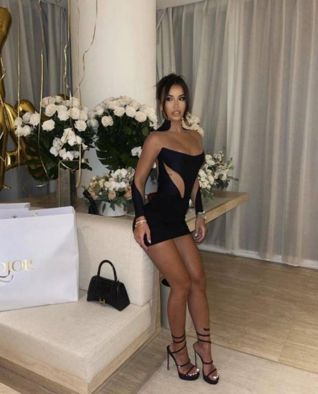 Girls In Dresses (58 pics)