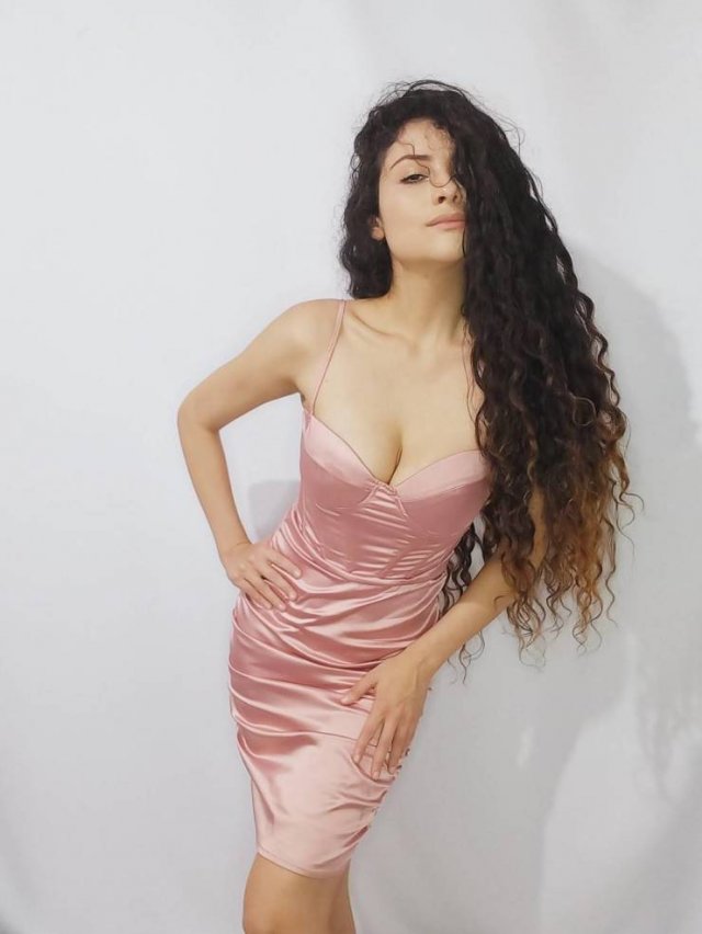 Girls In Dresses (58 pics)