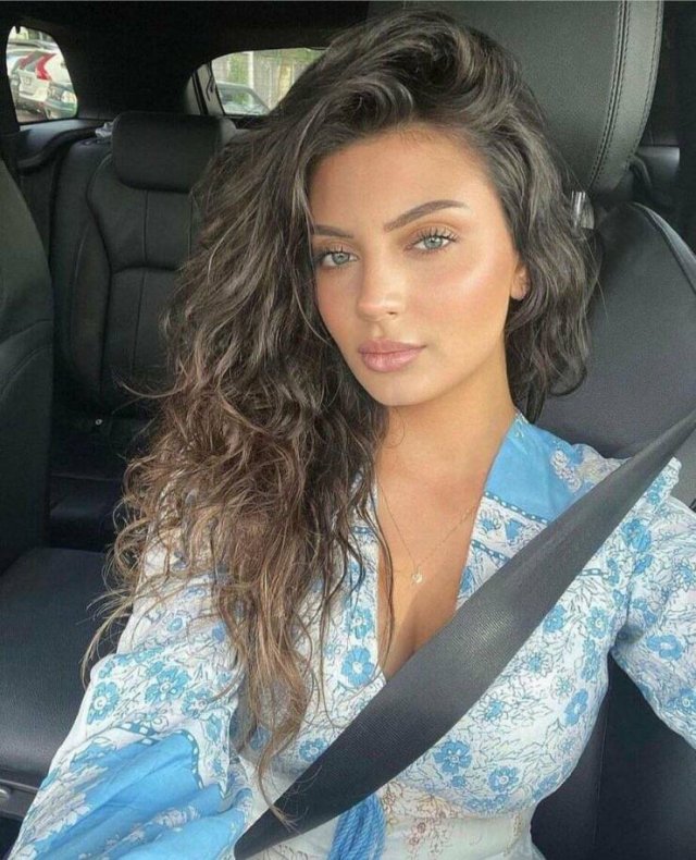 Girls And Cars (49 pics)