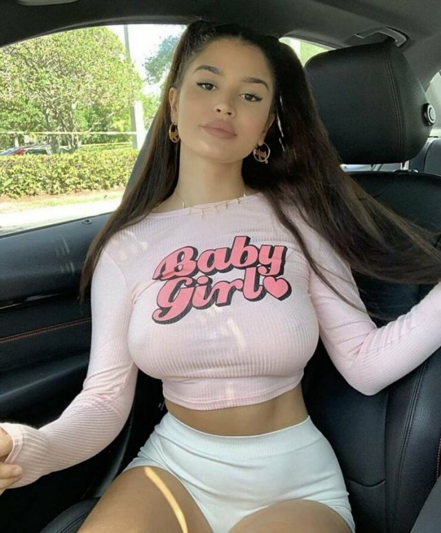 Girls And Cars (49 pics)