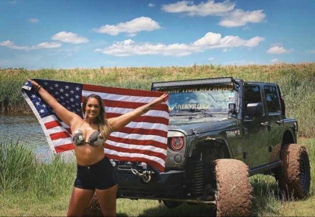 Girls And Big Cars (31 pics)