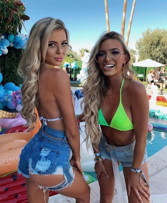 Girls In Tight Jeans (51 pics)