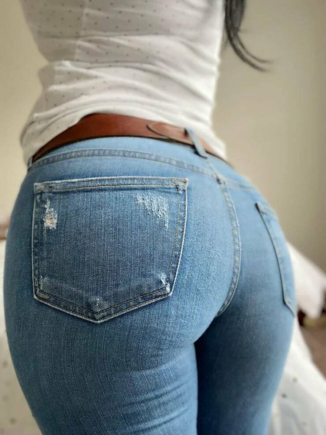 Girls In Tight Jeans (51 pics)