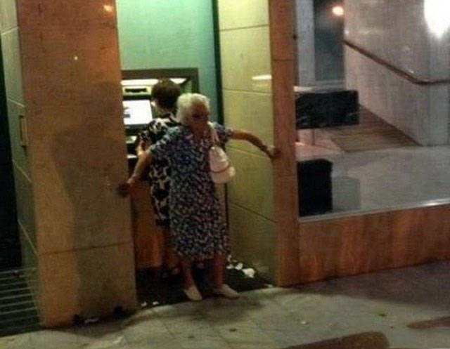 Awkward Photos With ATMs (40 pics)